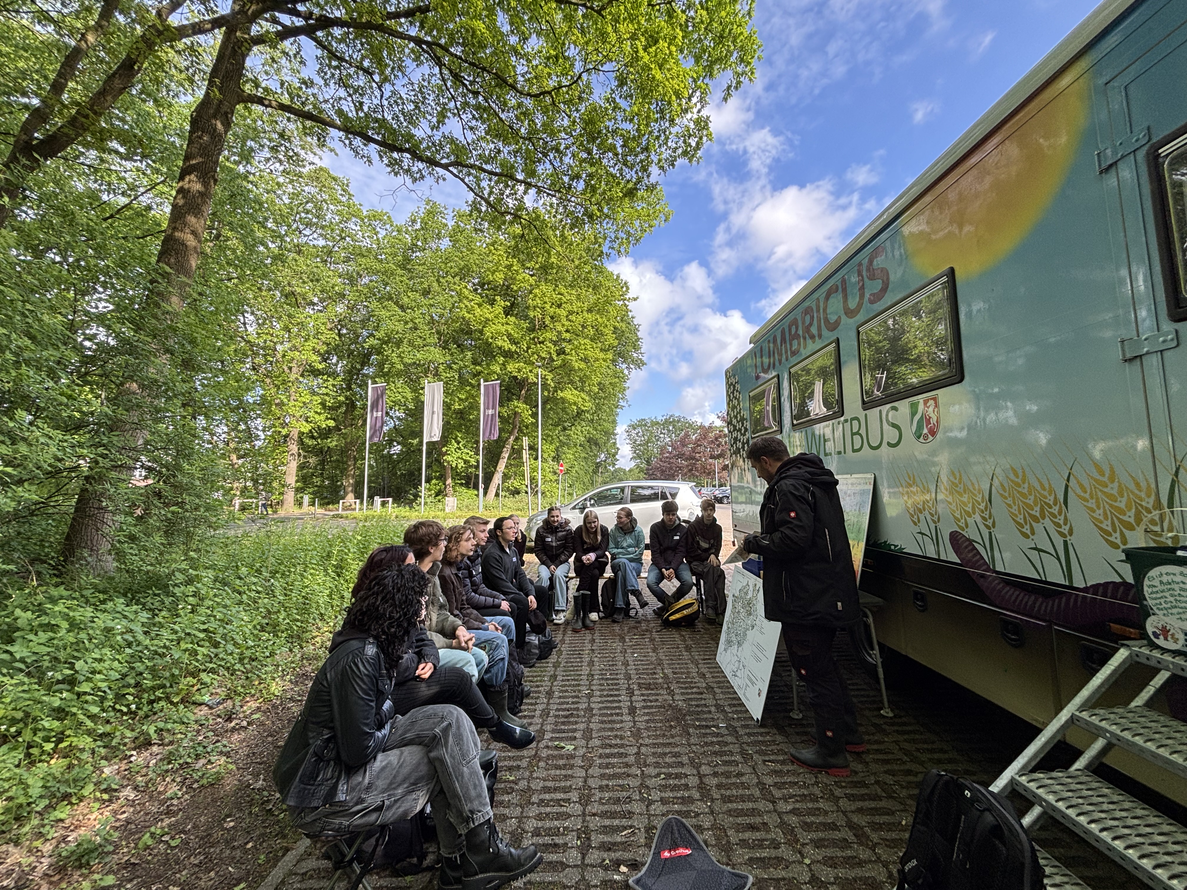 Nachrichtenbild: Q1-Bio-LK untersucht den Holtwicker Bach mit dem Umweltbus LUMBRICUS