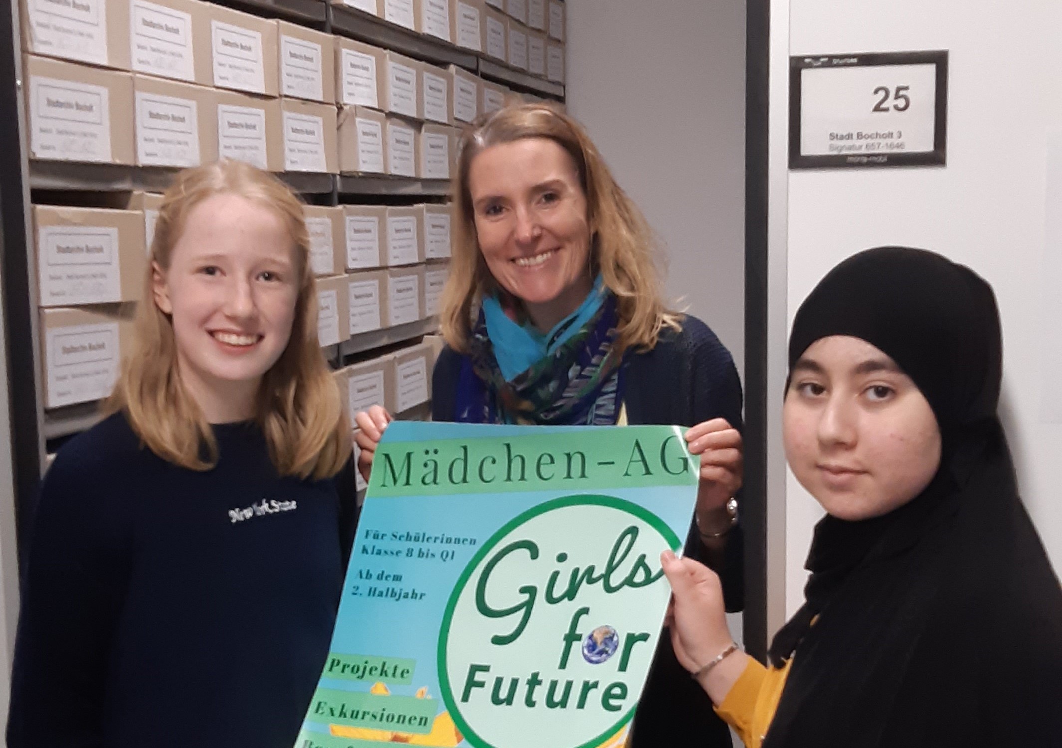 Nachrichtenbild: Plakat der Girls for Future-AG wird archiviert
