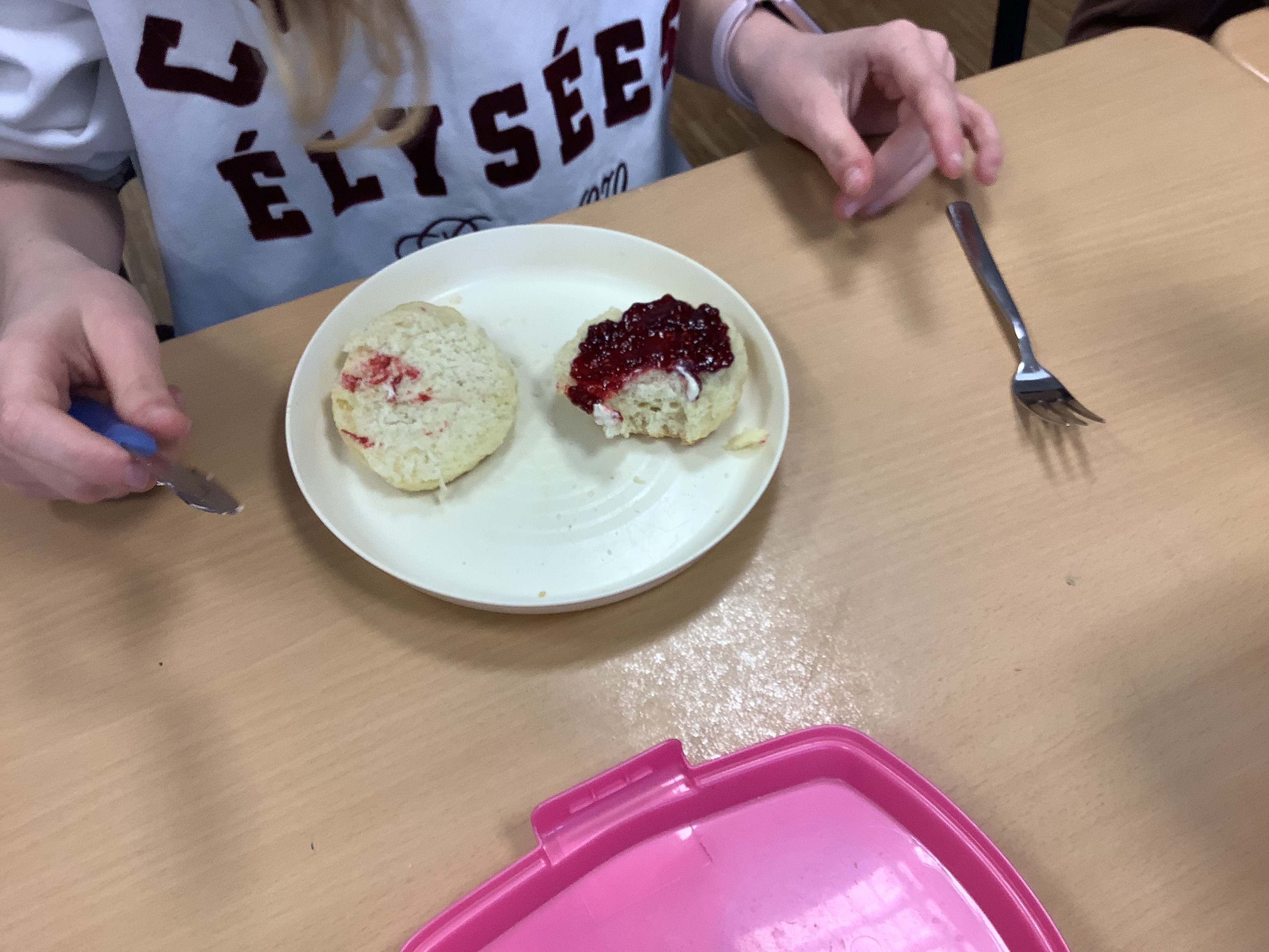 Nachrichtenbild: Very British- ging es neulich beim Cream Tea der bilingualen Profilklasse 5c zu...