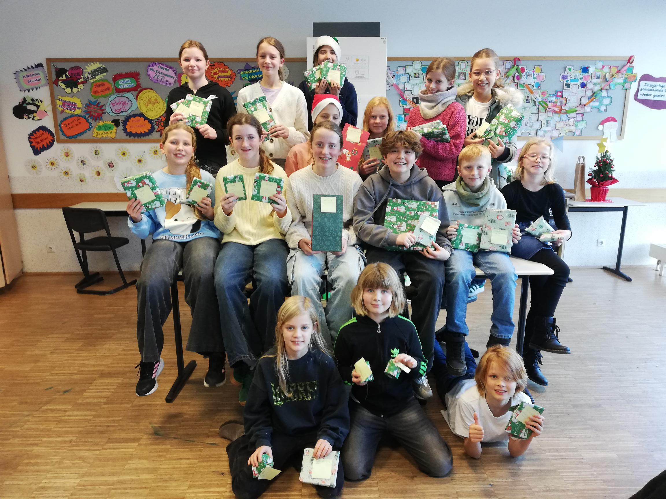 Nachrichtenbild: Ehrenamt-AG packt Päckchen