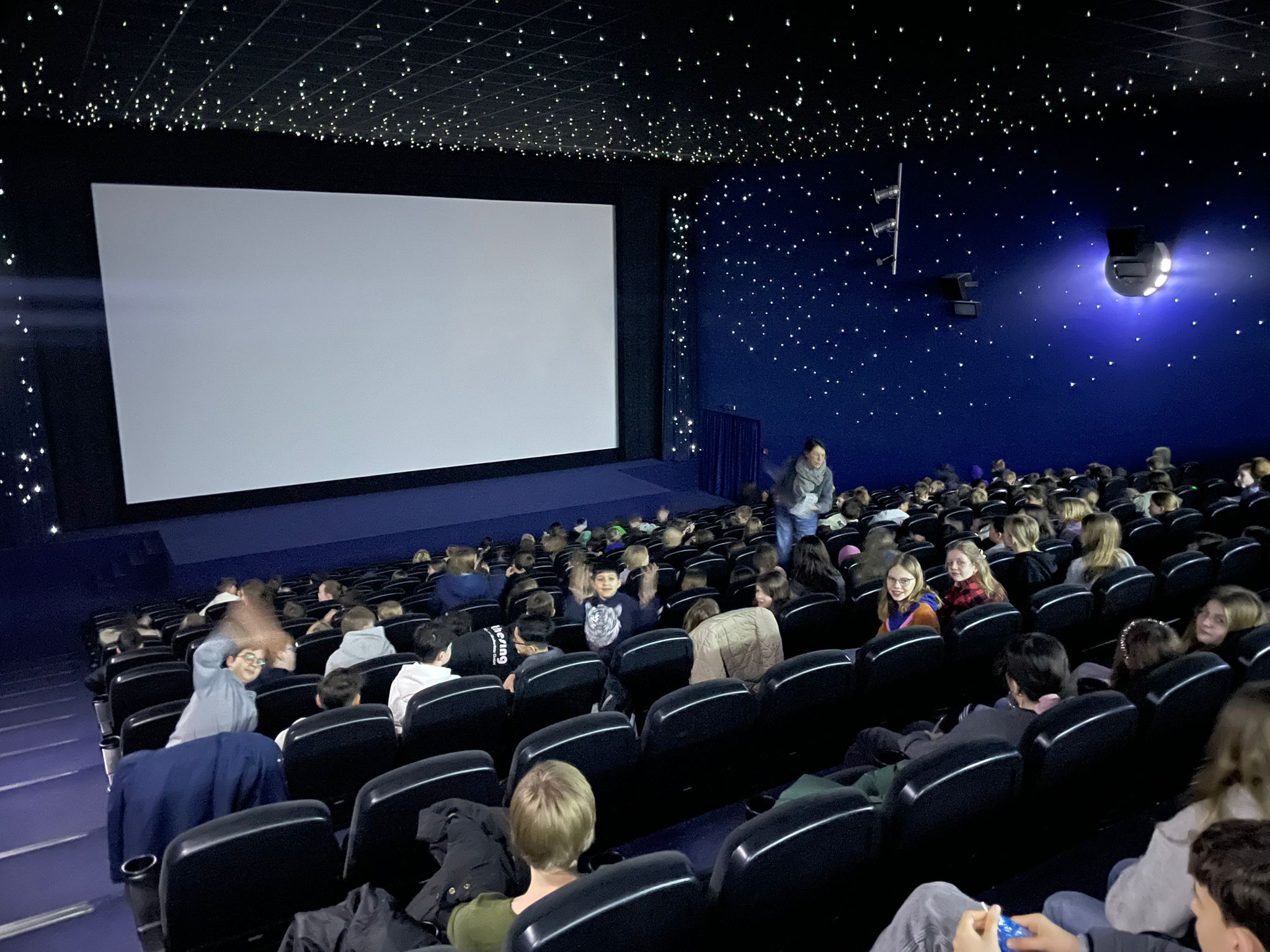 Nachrichtenbild: Zum Bergfest des Schuljahres: Kinobesuch der Jahrgänge 5 und 6