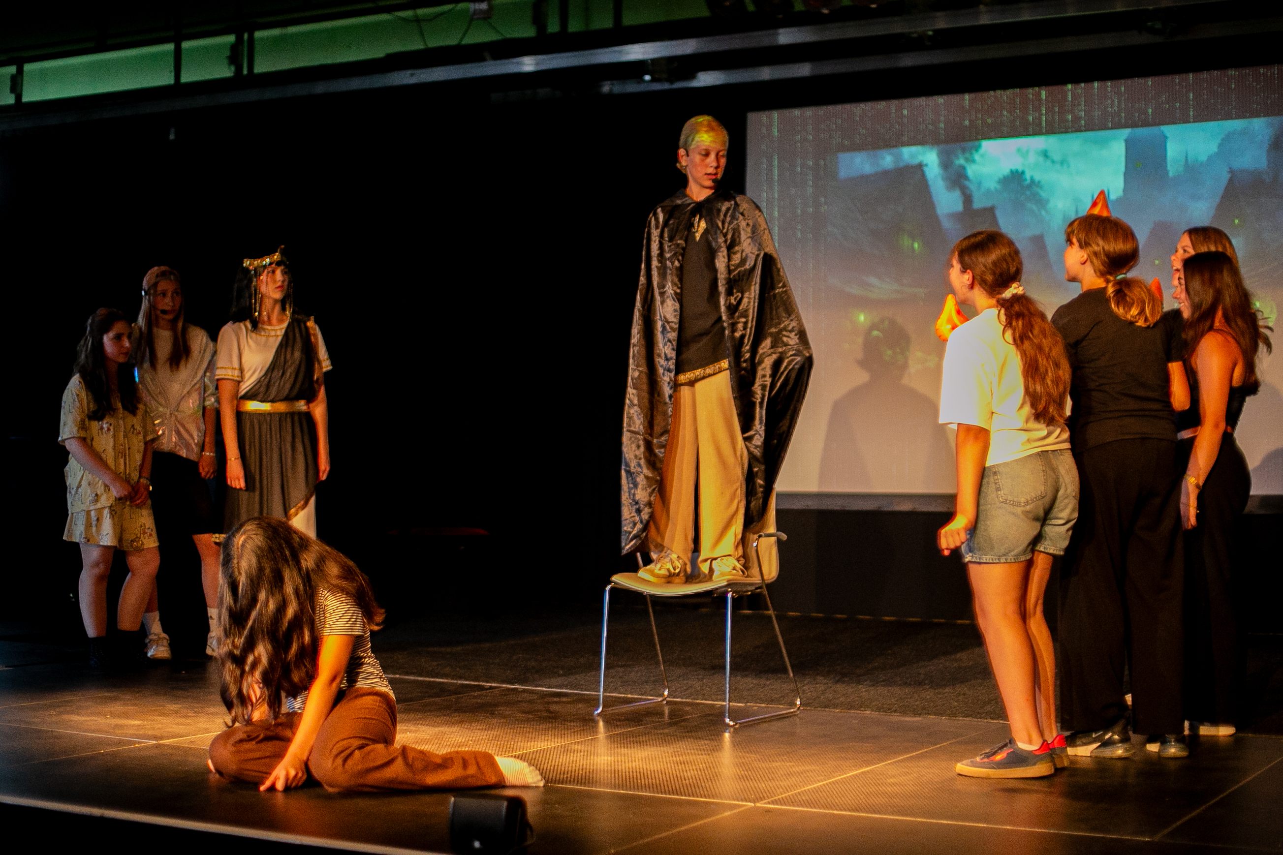 Nachrichtenbild: „Ups, falsches Jahrhundert“ – Q1 und Theater-AG begeistern mit selbst entwickeltem Theaterstück