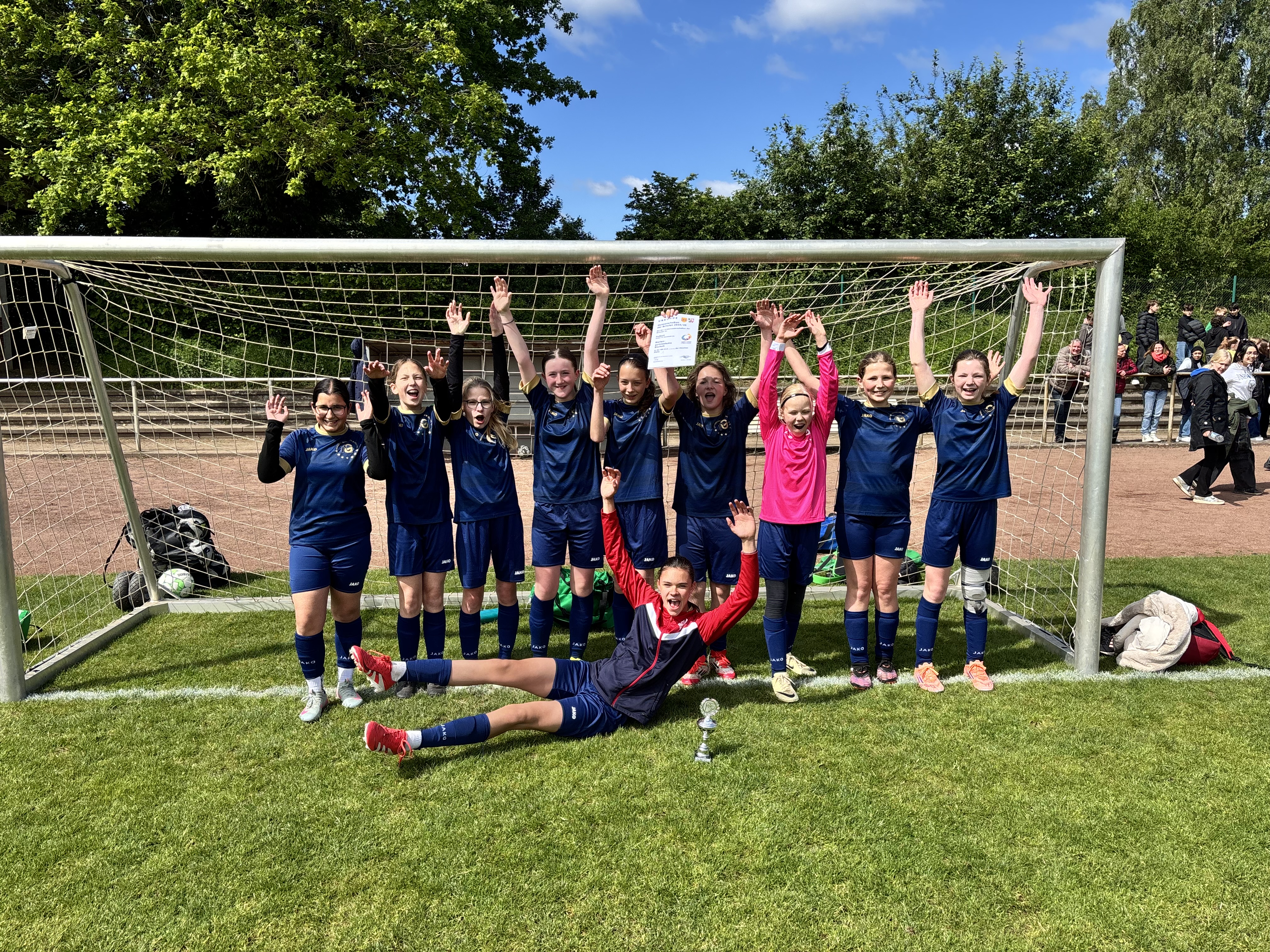 Nachrichtenbild: Campeones,  Campeones olé, olé, olé!  U13-Mädchen holen Kreismeisterschaft beim „Finale daheim“