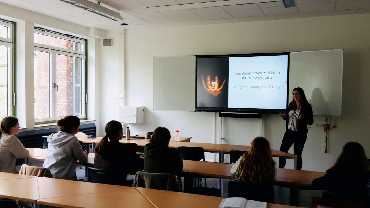 Nachrichtenbild: Frau Voß von der Westfälischen Hochschule stellt der Girls for Future – AG das  Forschungsprojekt „Gründerinnen in MINT - Kontexten“ vor