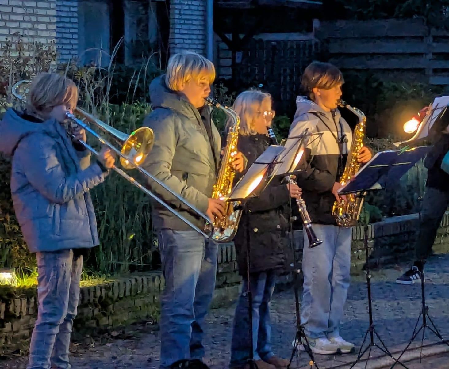 Nachrichtenbild: Die Ehrenamts-AG beim Lichterumzug des Käthe-Kollwitz-Hauses