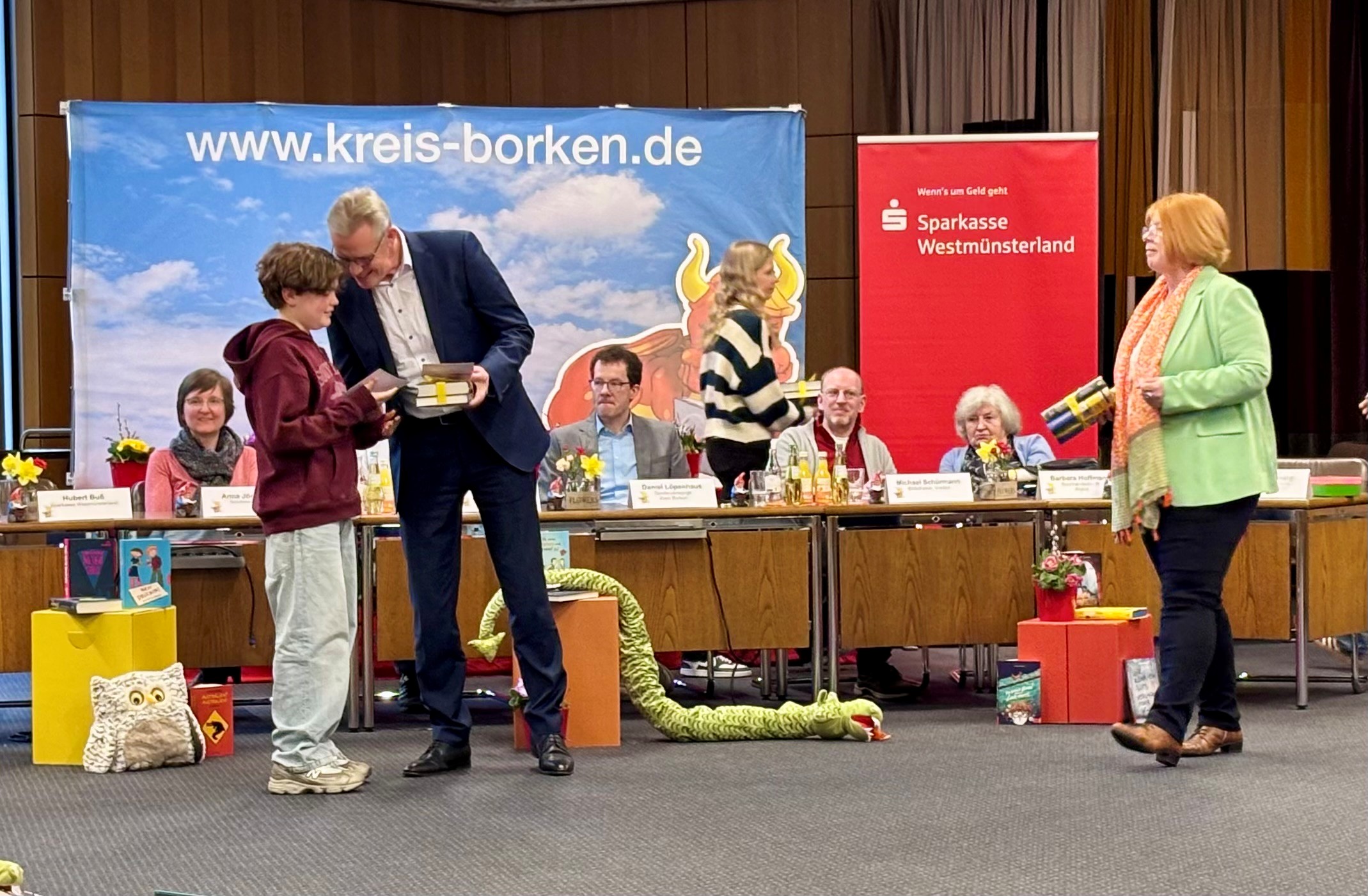 Nachrichtenbild: Oskar liest beim Kreisentschied