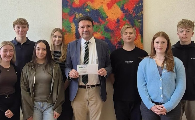 Nachrichtenbild: Schülervertretungen der städtischen Gymnasien überreichen Stellungnahme an den Bürgermeister