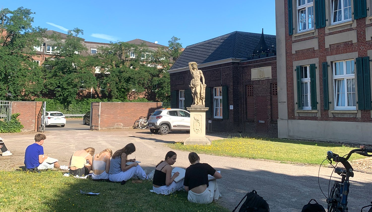 Nachrichtenbild: Zeichnen von Barockskulpturen vor Haus Woord