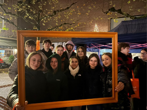 Nachrichtenbild: Gasthausplatz leuchtet orange – Zeichen gegen Gewalt an Frauen 